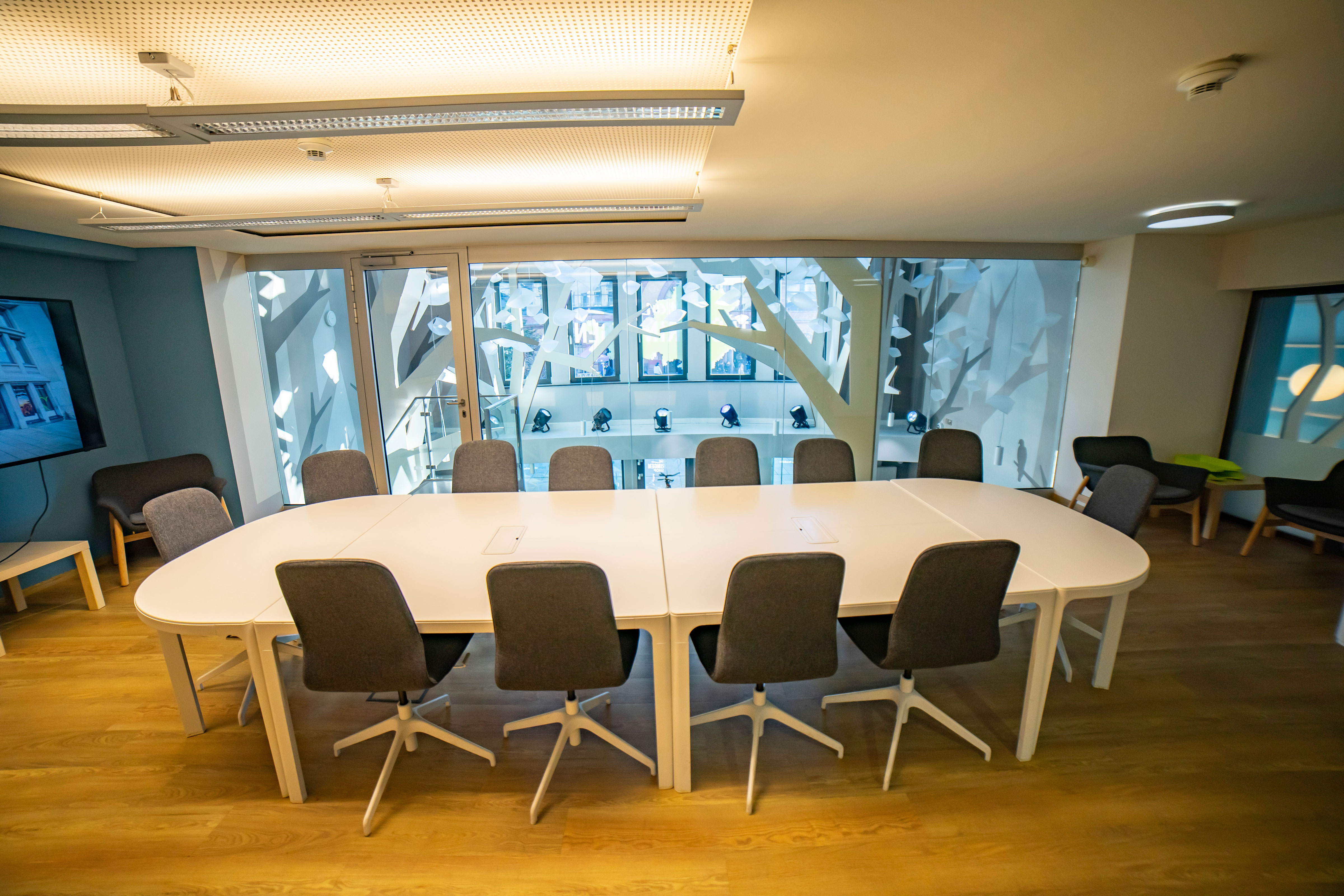 Besprechungsraum mit  großem Tisch und 12 Stühlen