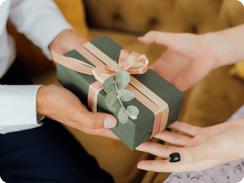 Geschenkbox mit Schleife und Eukalyptus als Geschenkidee